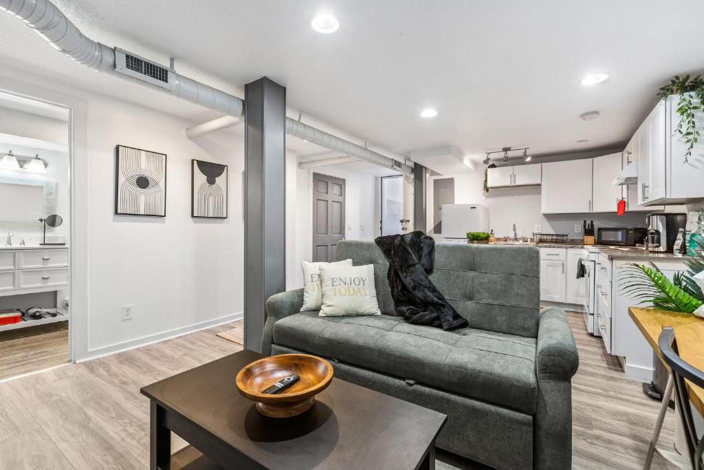 Basement with Full Kitchen and Near Downtown, Denver