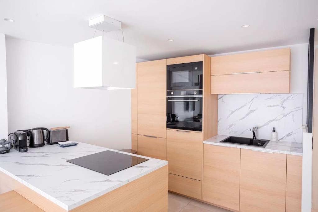 Amazing Apartment With Private Terrace & Full Air Conditioning - Walk To The Beach, La Croisette! - Latour Maubourg 18 by Halldis - 4