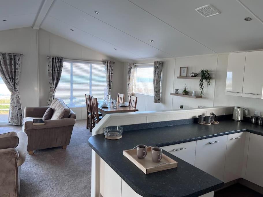 Beautiful 2-Bedroom Lodge with Spectacular Views, Crimdon Dene photo 5