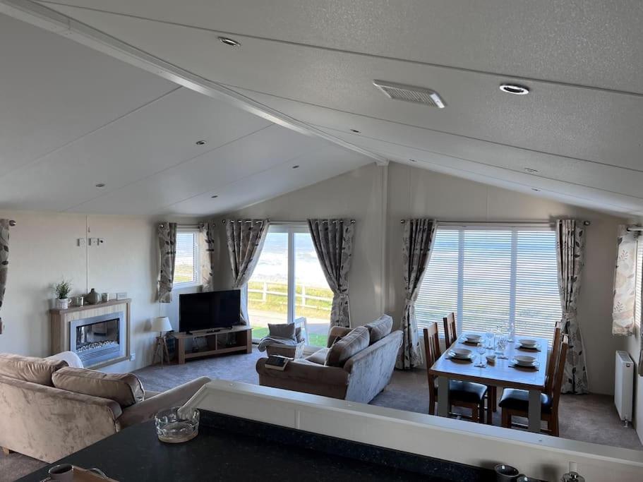 Beautiful 2-Bedroom Lodge with Spectacular Views, Crimdon Dene photo 4