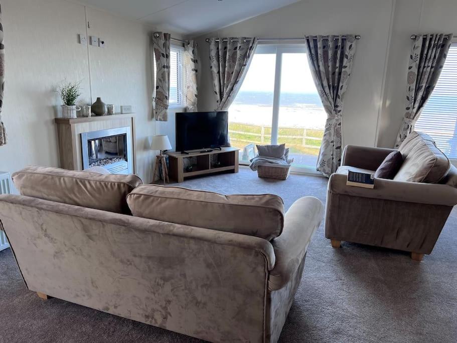 Beautiful 2-Bedroom Lodge with Spectacular Views, Crimdon Dene photo 2