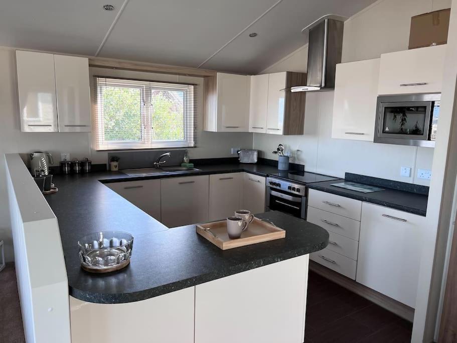 Beautiful 2-Bedroom Lodge with Spectacular Views, Crimdon Dene photo 8