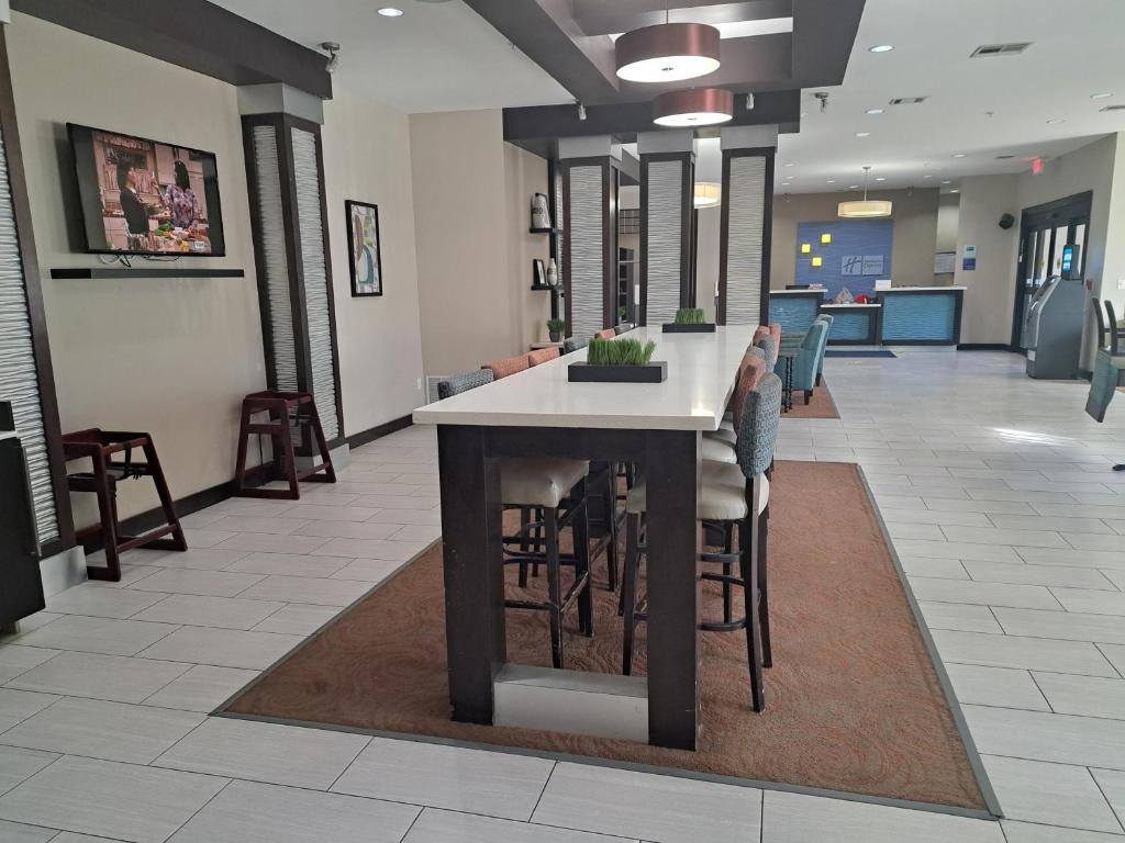 Holiday Inn Express Kenedy photo