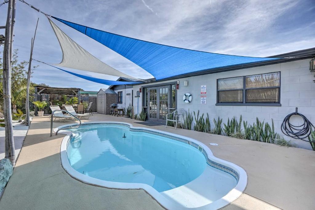 Sunny Haven with Private Tiki Bar - 6 Mi to Beach!