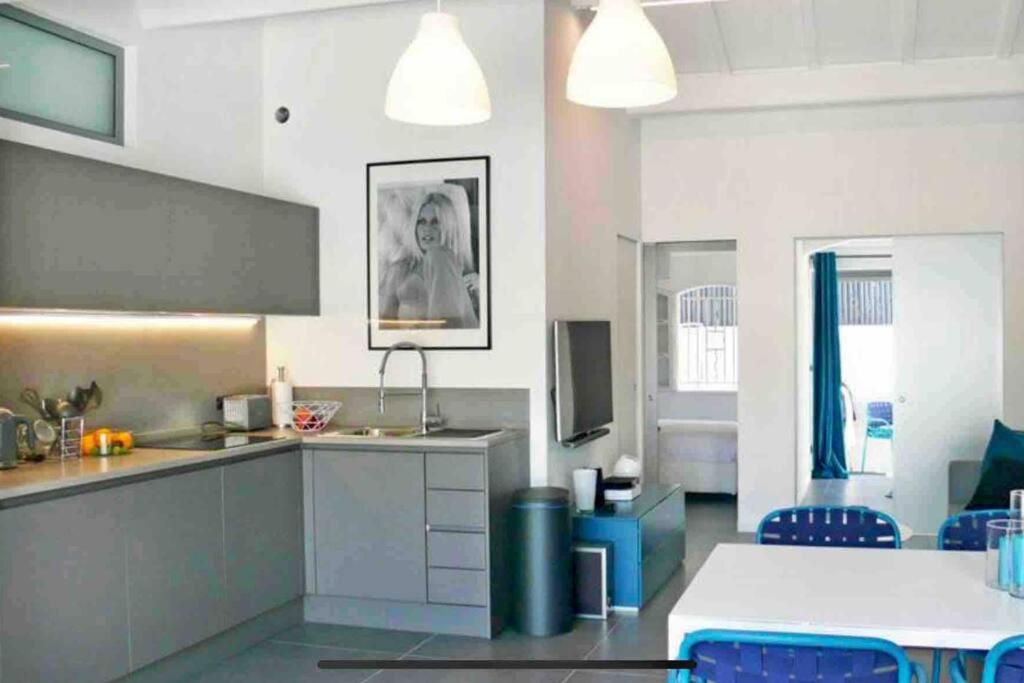 Maison moderne avec piscine et tennis - 2
