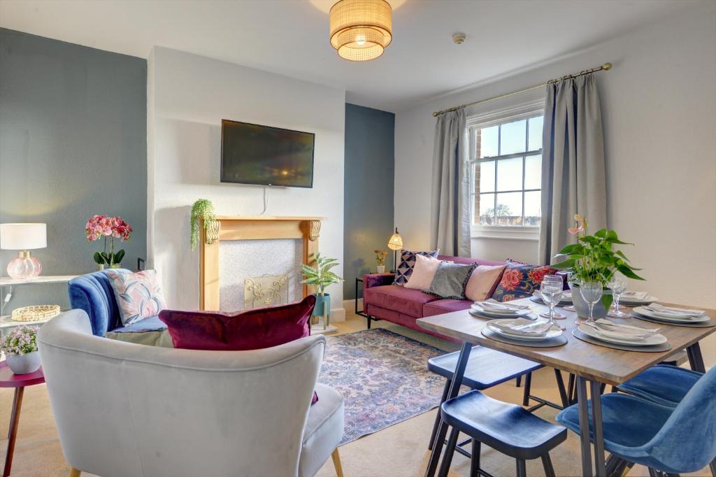 Regency Nest by Spa Town Property - Stylish 3 Bedroom Apartment on 2 Floors, Central Leamington Spa, Leamington Spa