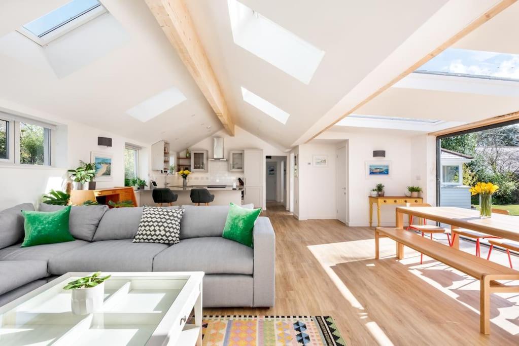 Trevint - Modern beach house in Falmouth near beach, private garden and parking, Falmouth