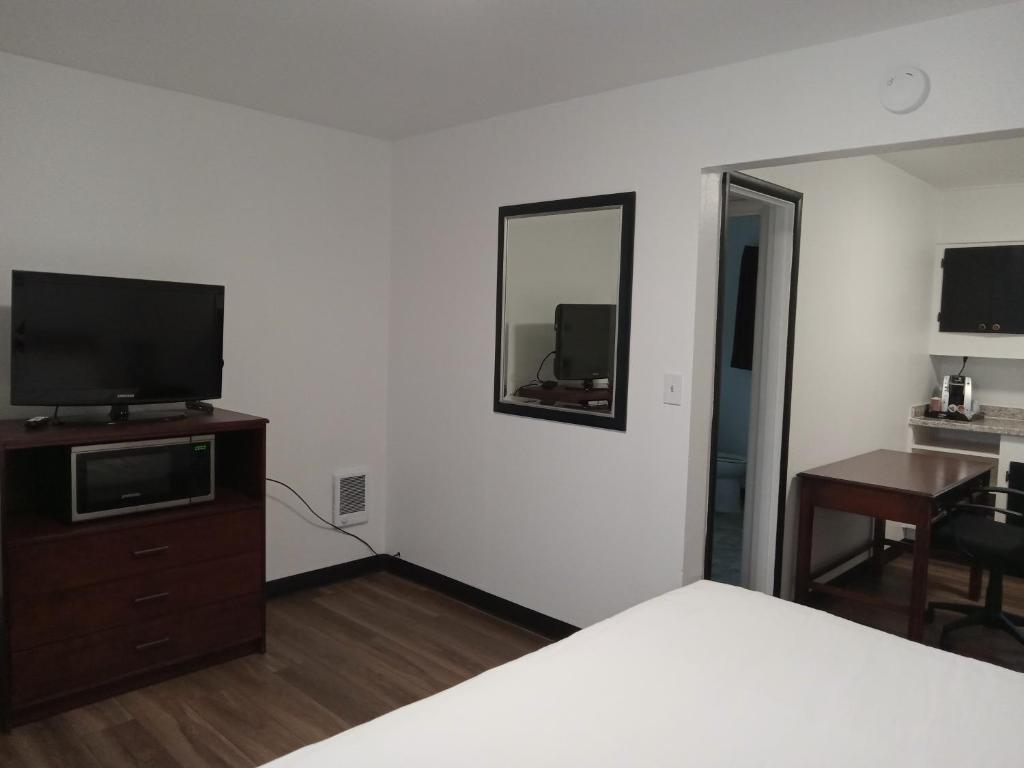 Blue Coast Inn & Suites photo