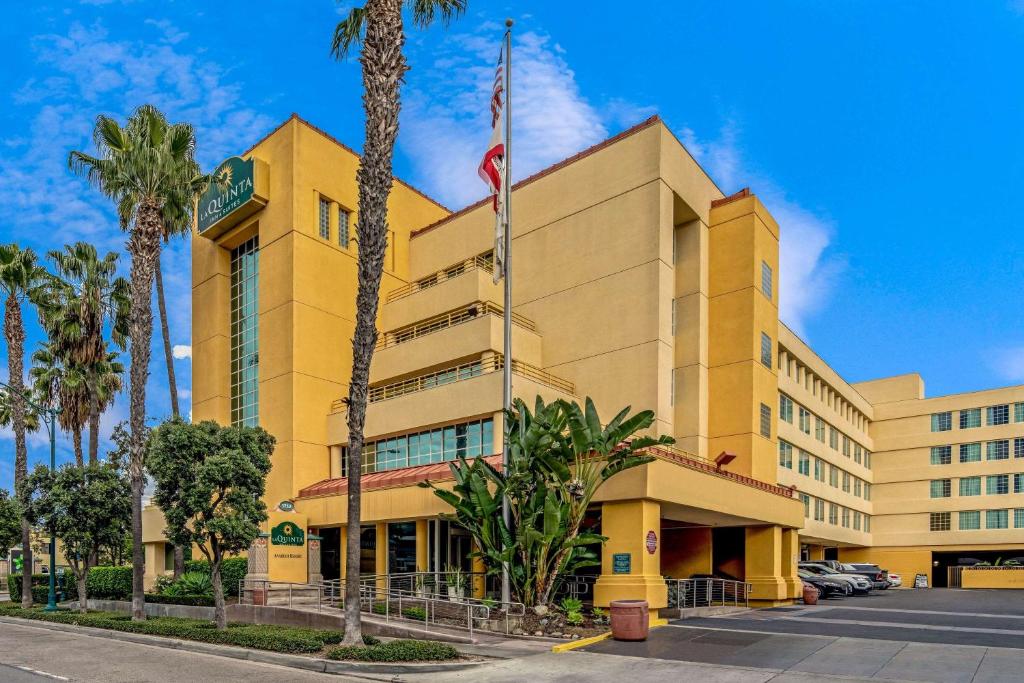 La Quinta Inn & Suites by Wyndham Anaheim photo