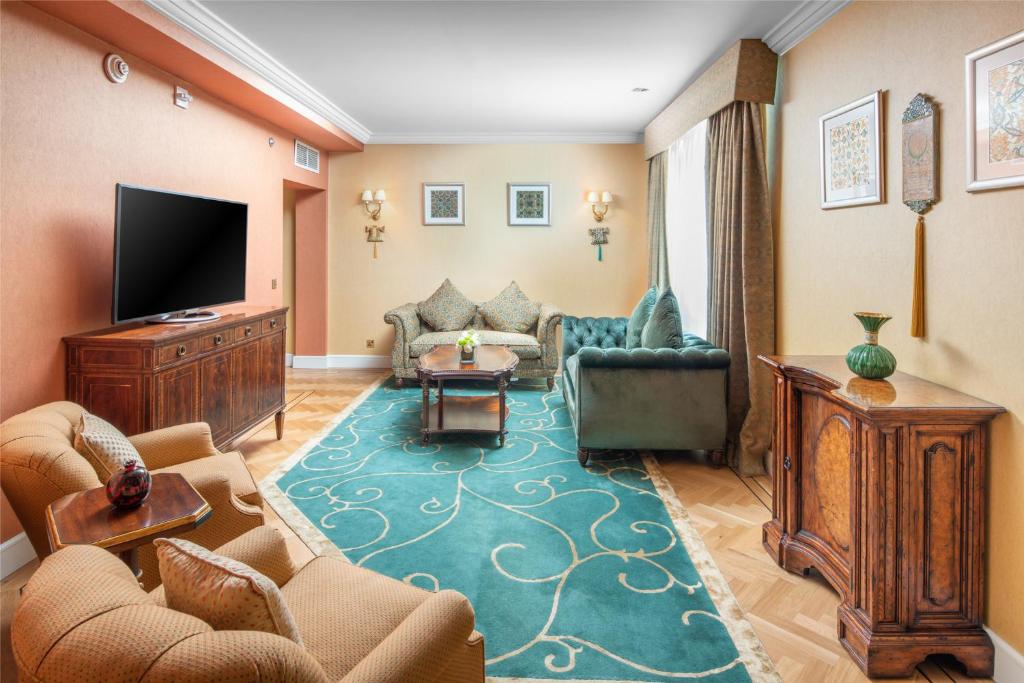 Shared lounge/TV area