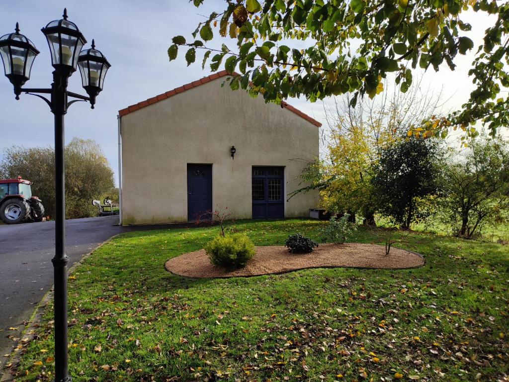 Maisonnette au bord d'un étang