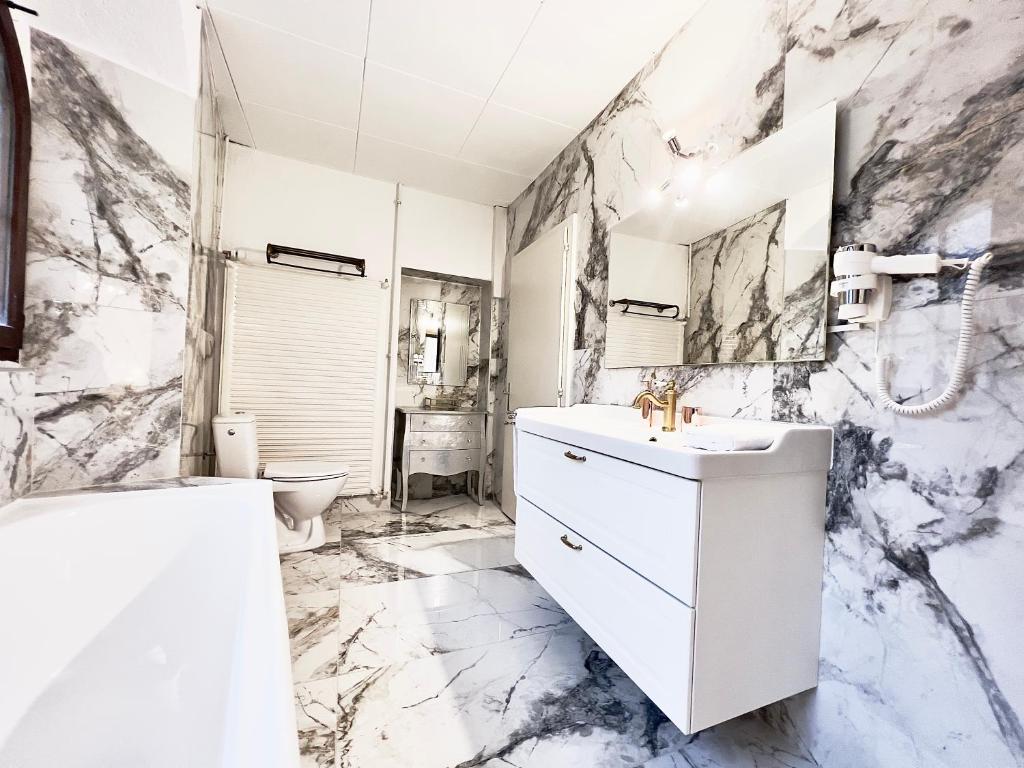Montreux Castle | Charming Lake View Studio photo