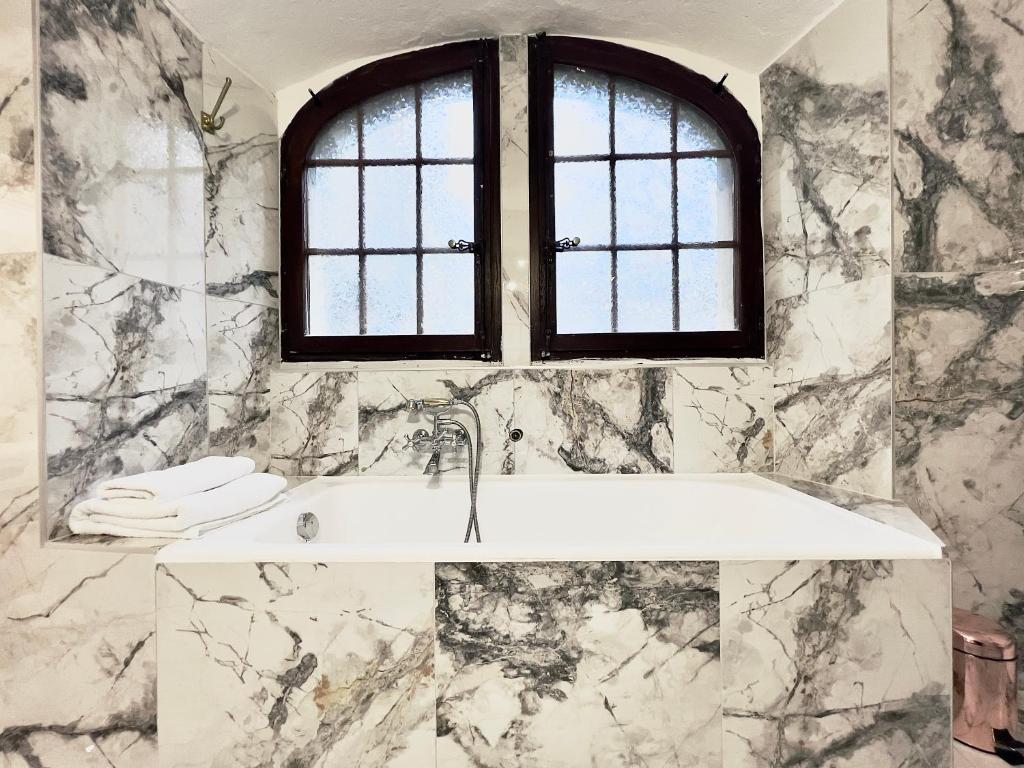 Montreux Castle | Charming Lake View Studio photo