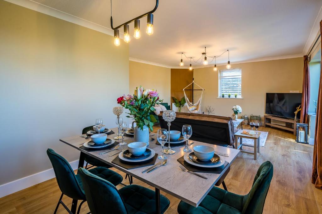 Windermere Lake View Retreat, Pet Friendly, Free Parking, Golf nearby - photo 3