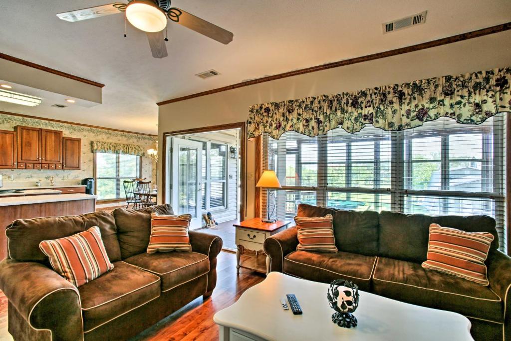 Private Dock with Lift Waterfront New Orleans Home 전경