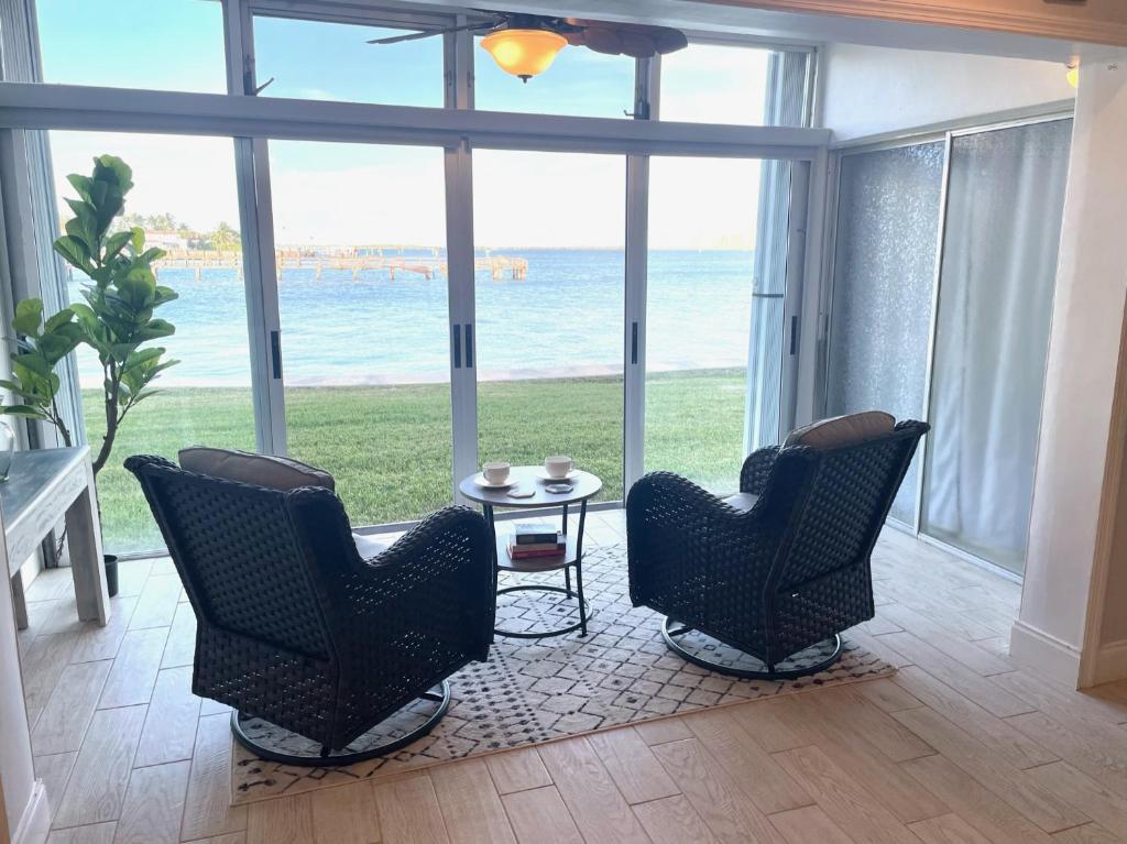 Beautiful Intracoastal Condo - walk to the beach! 90 day min