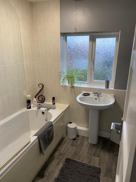Sheffield 2 bed house free parking photo