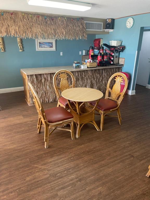 Getaways at Destin Holiday Beach Resort photo
