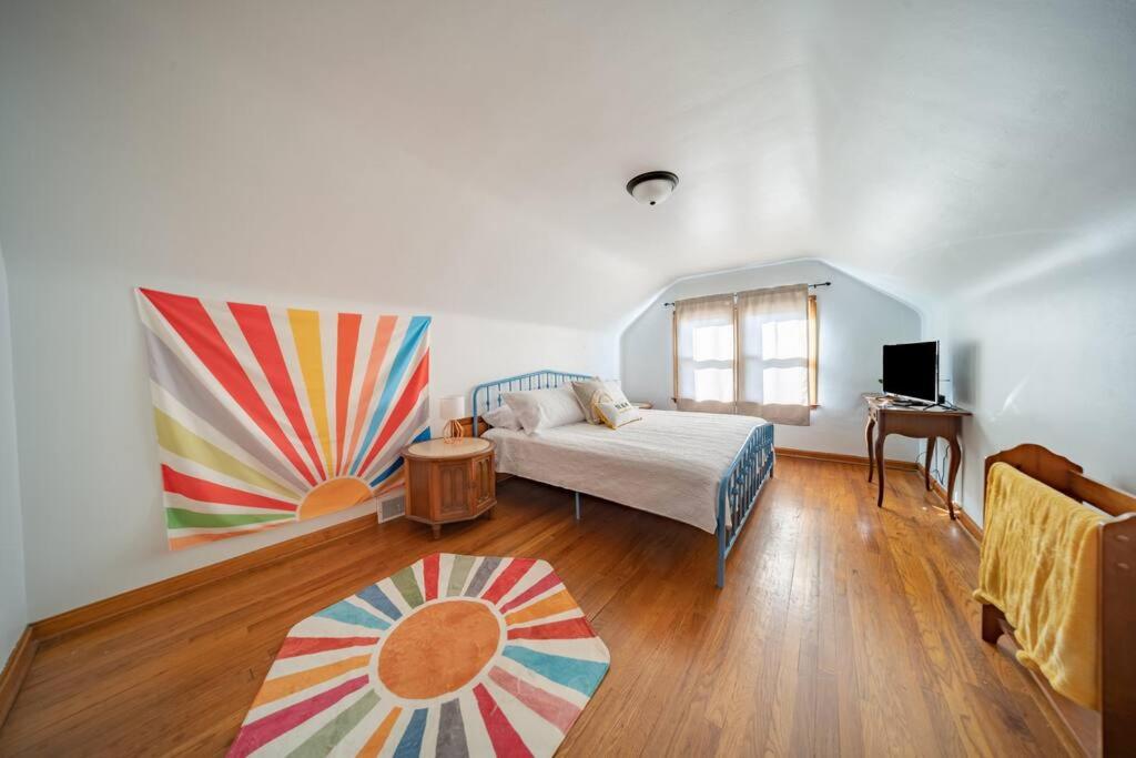 NEW! Retro Retreat in Cuyahoga Falls - Sleeps 10