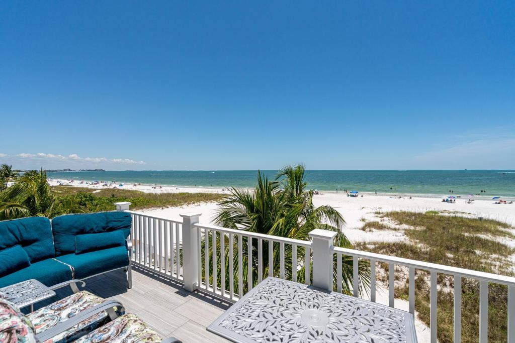 Luxury Beach Front Pool Home in Paradise! home, Fort Myers Beach
