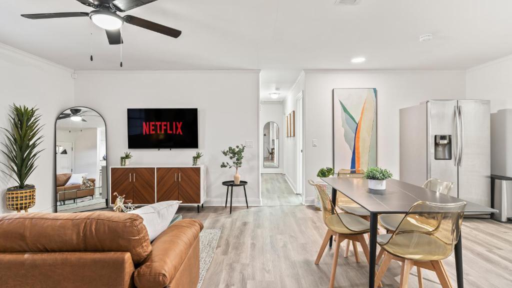 Modern & Comfy ~ 15mins to Downtown ~ Queen Beds!, Columbus