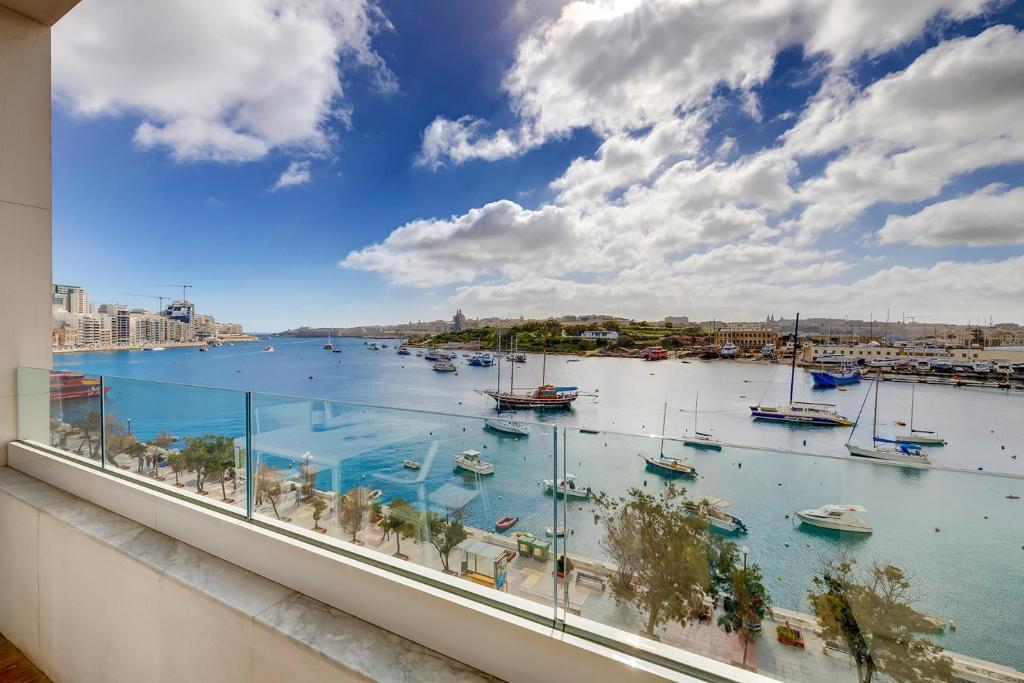 Luxe Apartment with Valletta and Harbour Views, Sliema