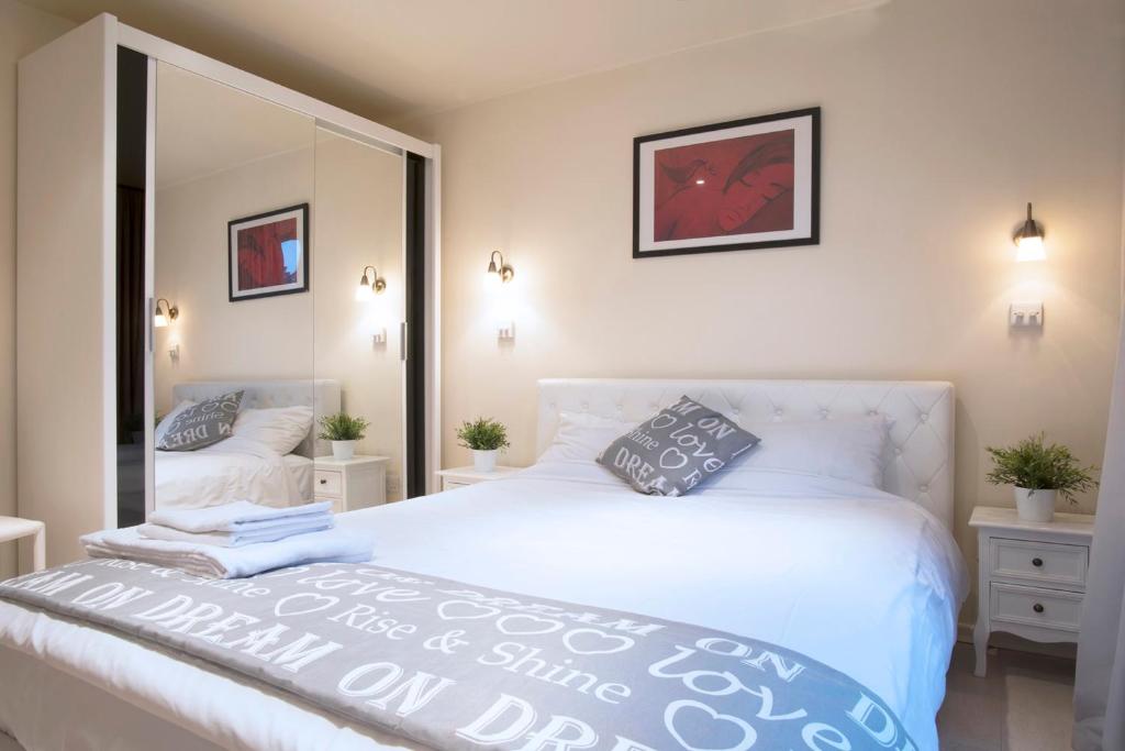Notting Hill 2-bedroom maisonette with terrace close to Portobello rd photo