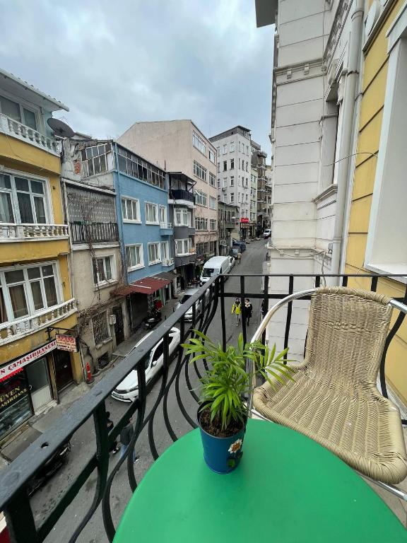 Golden Arrow Suites photo