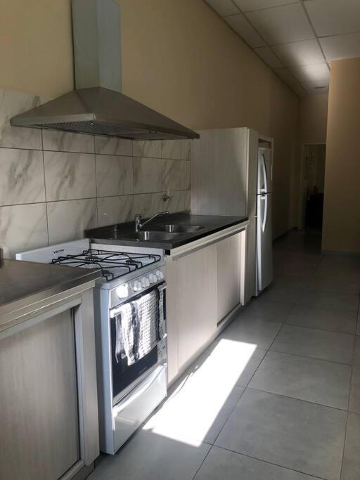 Casa moderna y amplia con patio y cochera techada - 4