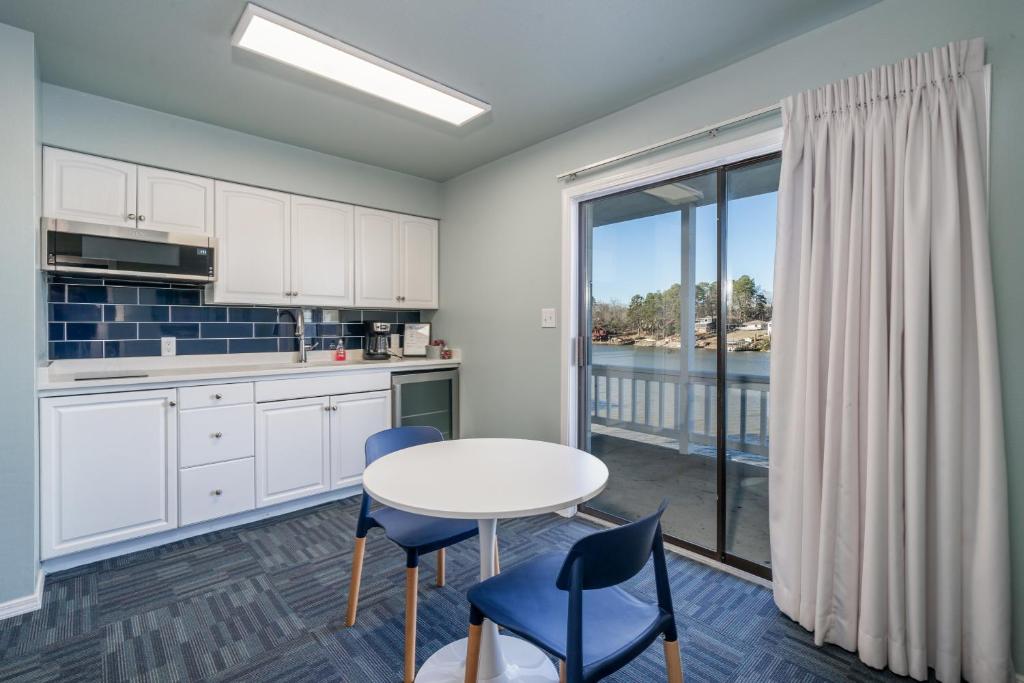 The Hamilton - Lakefront & Studio Suites, Hot Springs photo