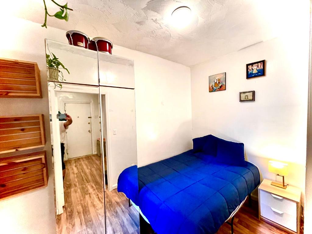 Bedroom 10 mins to Times Square! and is first floor, Queens