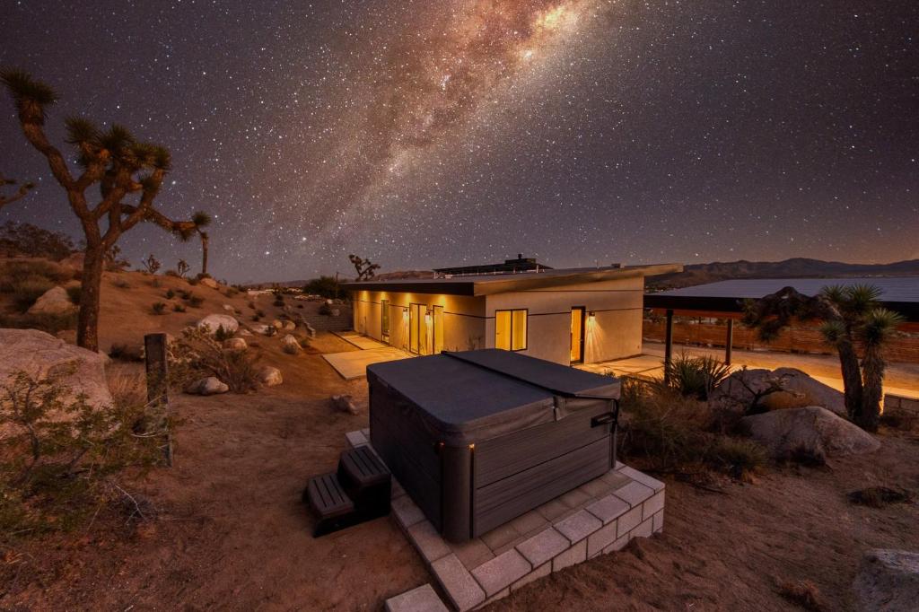 Desert Ridge - Hot Tub, Fire Pit, BBQ, Out Door Shower & Incredi home