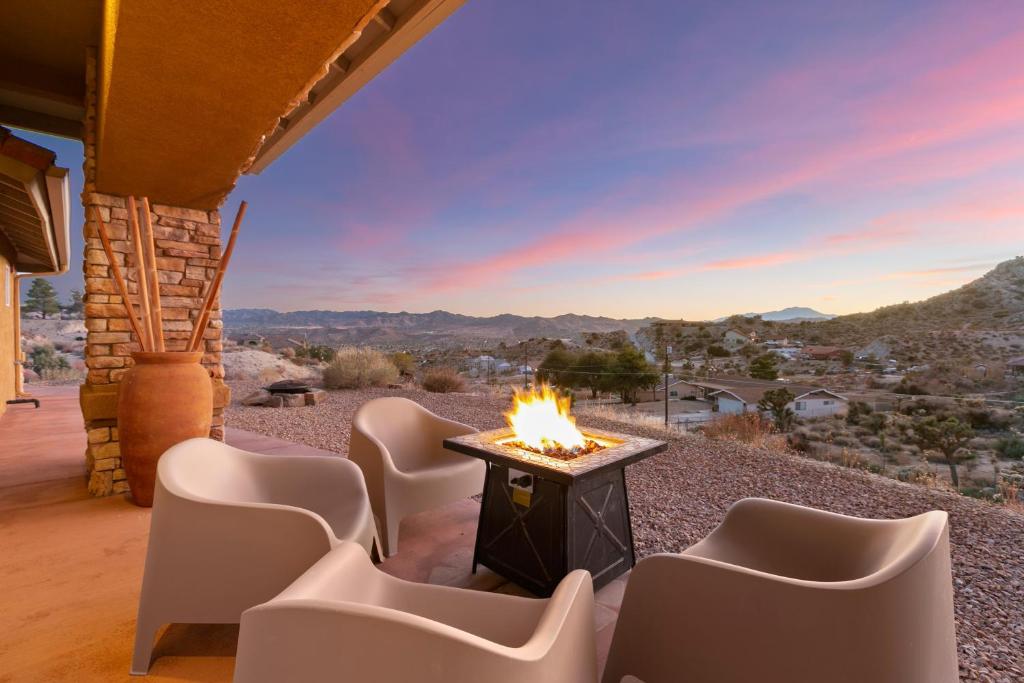 Relo Ranch-Mountain Top Property withHot Tub, Fire Pit & Ping Pong home