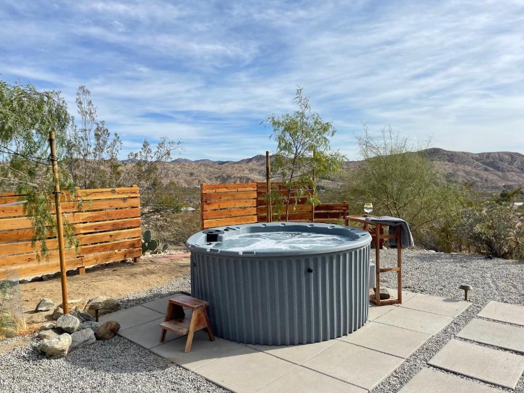 Verdin's Nest - Romantic Retreat with Hot Tub Under the Stars! home, Morongo Valley