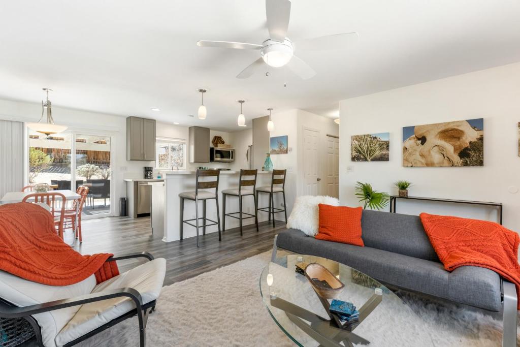 Serenity Sands - Hot Tub, BBQ and Fire Pit! home, Joshua Tree