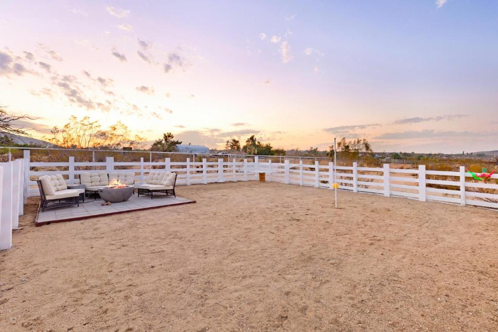 Golden Desert Ranch - Hot Tub, Fire Pit and BBQ! home, Joshua Tree