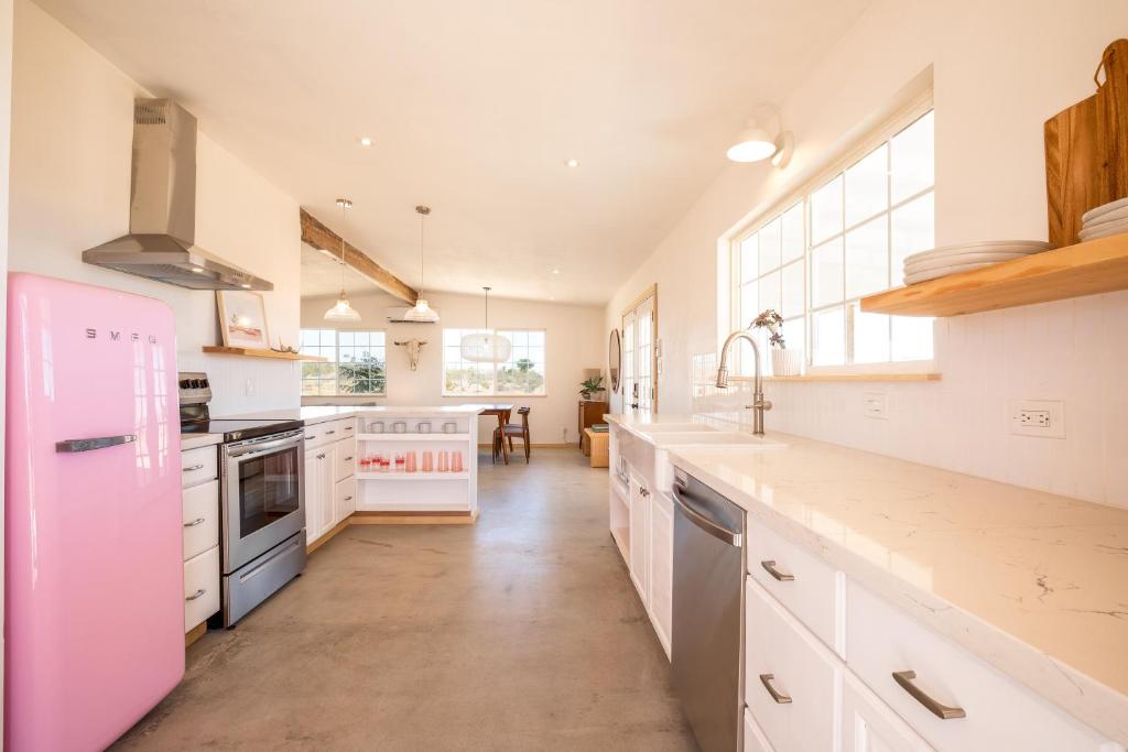 Flamingo Ranch - Dreamy Desert Design with Hot Tub home, Pioneertown