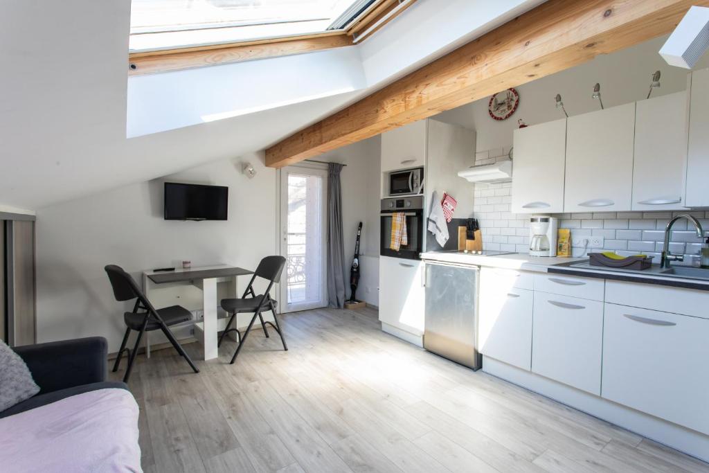 Le Coq Charmant petit studio climatisé en centre ville d'Embrun - 2