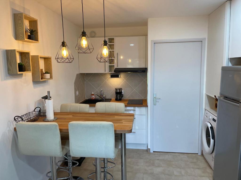 2 Pièces Climatisé-WIFI / 4 voyageurs / Boxe Privé / 2 piscines / 2 tennis / Pétanque / PingPong - 2