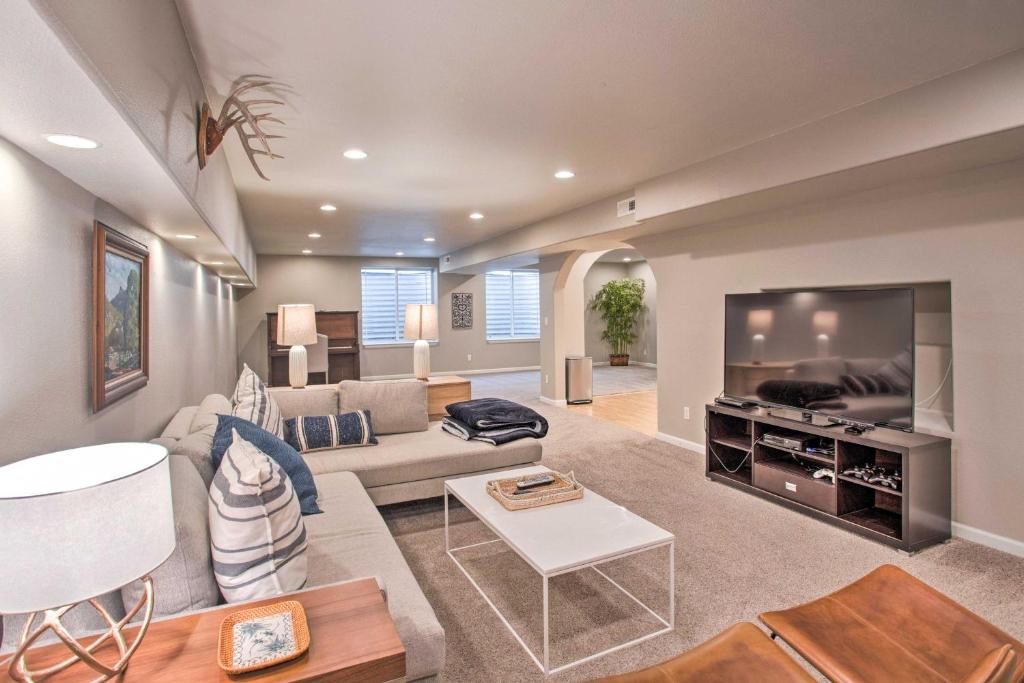 Stunning Home with Hot Tub Near Black Canyon NP