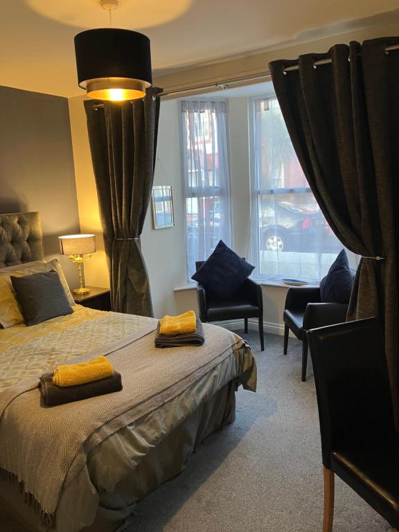 THE PROMENADE SUITE - 2 min walk to the lovely beach front promernade of llandudno, Llandudno