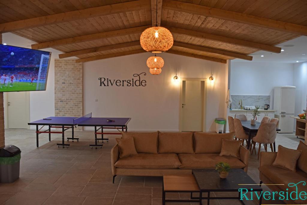 Riverside, Madždal Šams