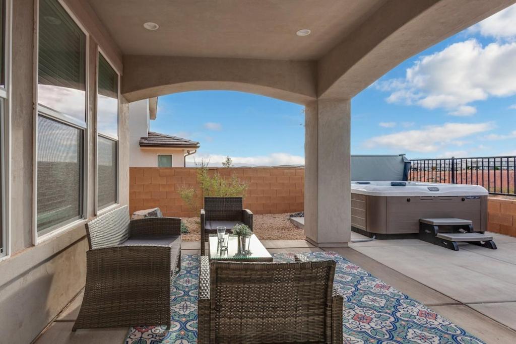 Paseos 1121 Sleeps 15, Private Hot Tub, Near Sand Hollow, and Quail Lake, Washington