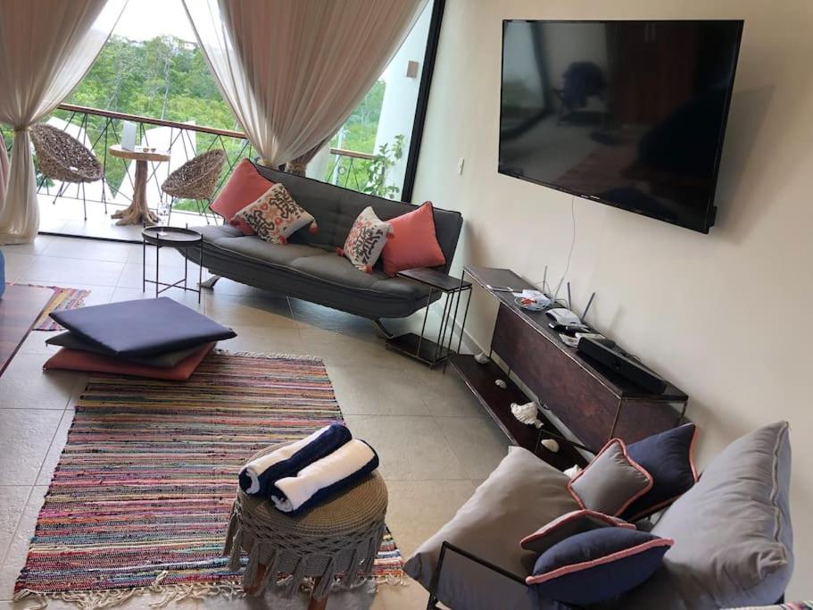 Near Beach+Jungle Views. King bed+220 megs+2 bikes - 4