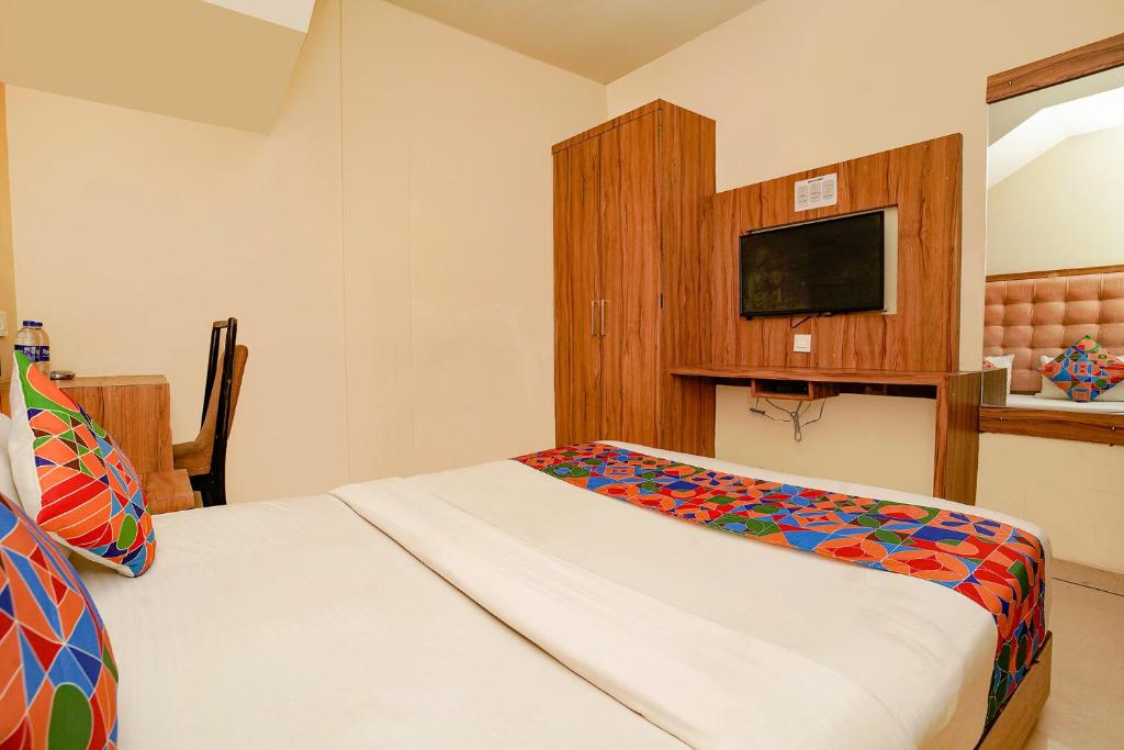 OYO 65661 Hotel Emerald Inn photo