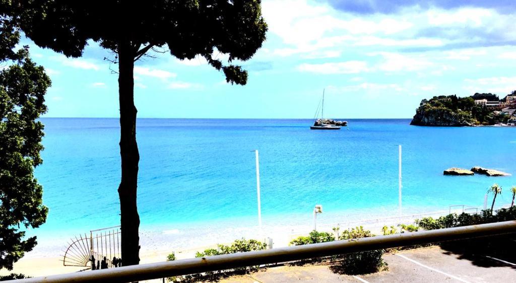 Taormina, casa mediterranea sul mare. Isola Bella., Taormina