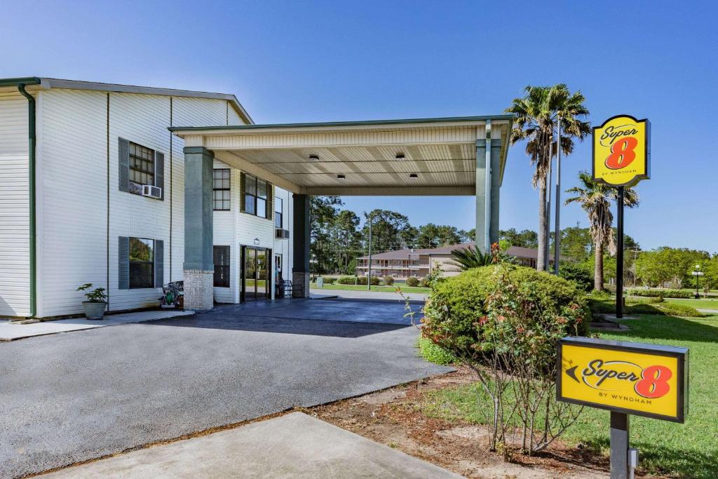 Super 8 by Wyndham Kinder/Coushatta near Casino photo