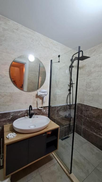 Golden Arrow Suites photo