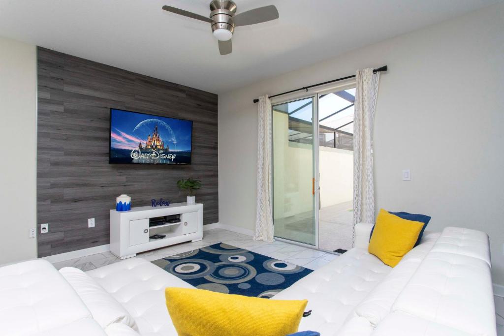 Stunning 4 Bedroom w/ Screened Pool Close to Disney 1568 photo