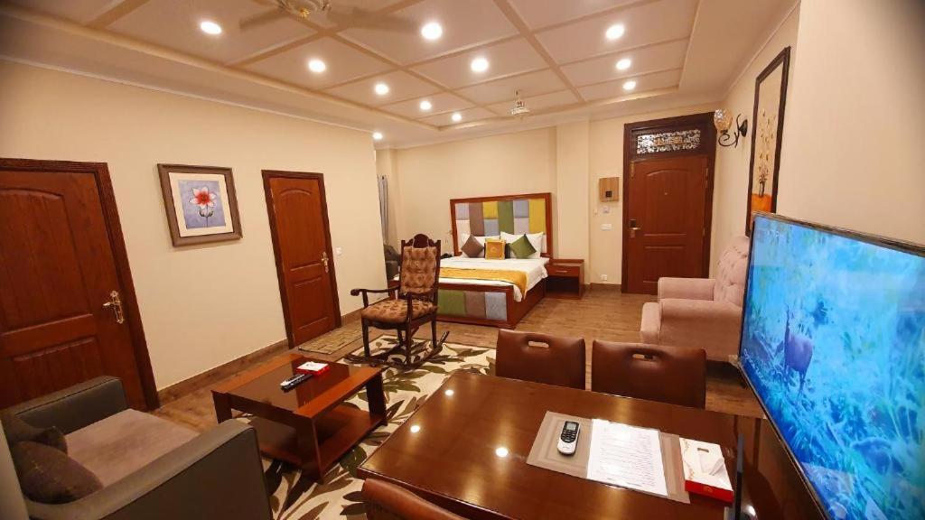 Hayyat Luxury Apartments — Hotel in Lahore